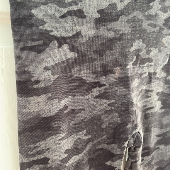 Spanx Look At Me Now Seamless Camo Legging - Picture 4 of 6